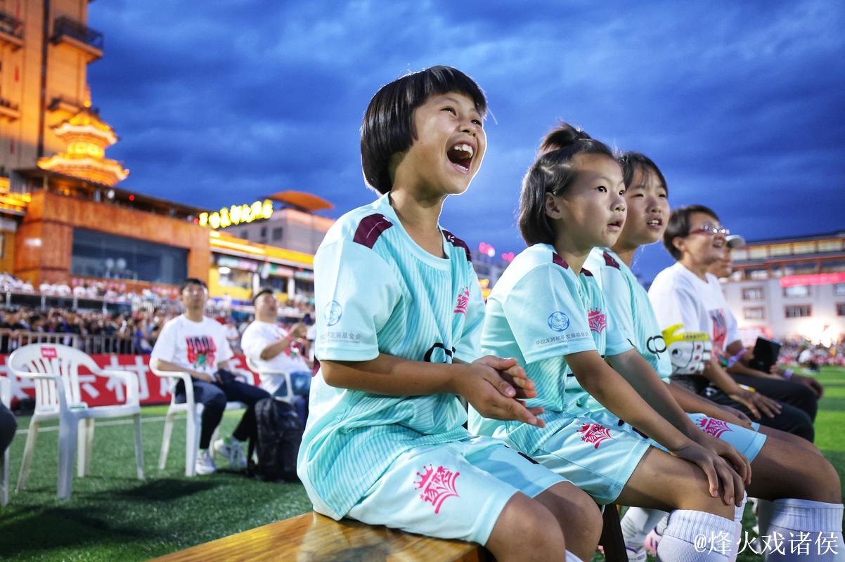 名宿助阵传授经验，少儿足球联赛点燃少年追梦热情。